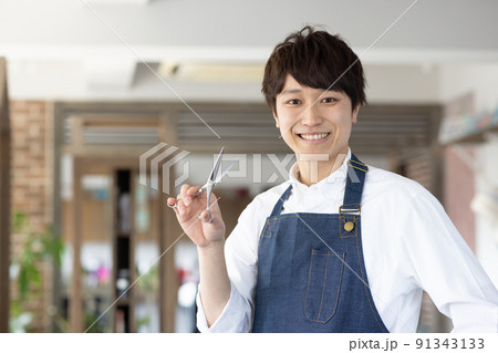 ハサミを持つ美容師さん 91343133