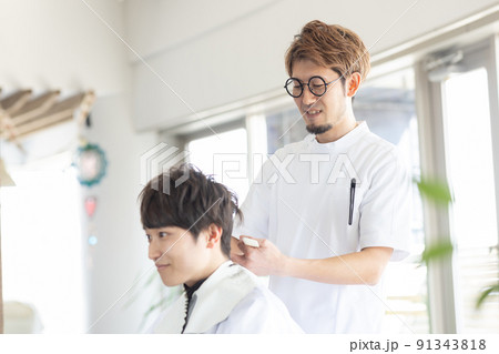 美容室でヘアカットしてもらう男性 91343818