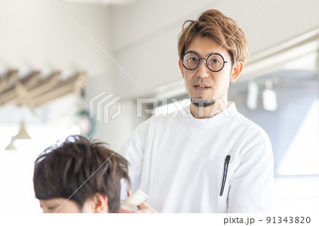 美容室でヘアカットしてもらう男性 91343820