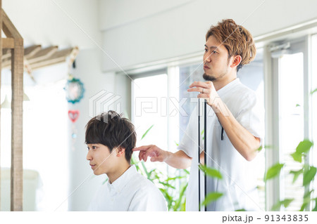 ヘアカットしてもらう男性 91343835