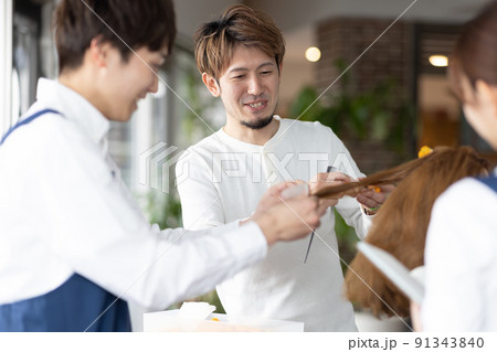 パーマの練習をする男性 91343840