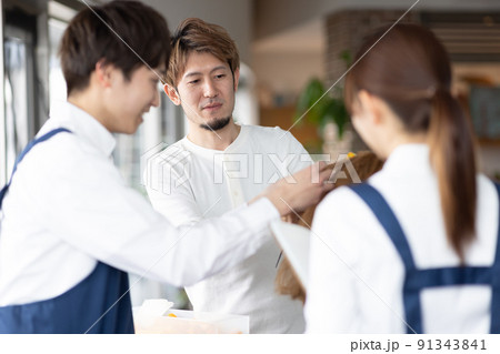 パーマの練習をする男性 91343841