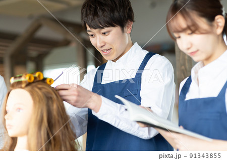 パーマの練習をする女性 パーマの練習をする女性 91343855