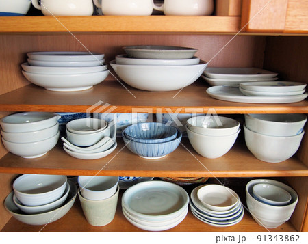 食器棚に並べた食器 91343862