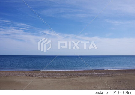 北海道猿払村　エサヌカ線から見たオホーツク海 91343965