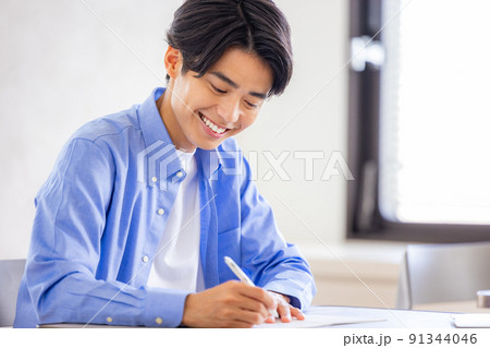 授業を聞く大学生 授業を聞く大学生 91344046