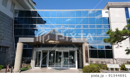 南丹市国際交流会館　窓ガラスに映り込んだ雲と青空が美しい・京都府南丹市園部町 91344691