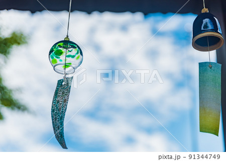 門の軒下にかかる風鈴　群馬県藤岡市 91344749