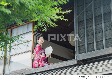 窓辺 浴衣 女性 窓辺 浴衣 女性 91344797