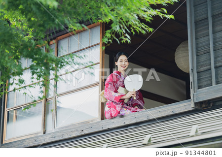 窓辺 浴衣 女性 窓辺 浴衣 女性 91344801