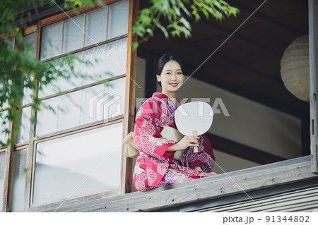 窓辺 浴衣 女性 窓辺 浴衣 女性 91344802