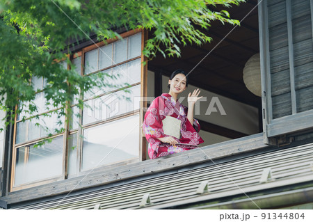 窓辺 浴衣 女性 窓辺 浴衣 女性 91344804