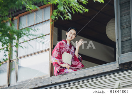 窓辺 浴衣 女性 窓辺 浴衣 女性 91344805