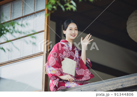 窓辺 浴衣 女性 窓辺 浴衣 女性 91344806