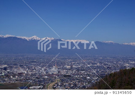 信州　長野県松本市　市内遠望（中山墓地展望エリアより） 91345650