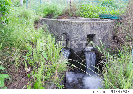 長野県の灌漑施設　西天竜幹線水路　円筒分水群「羽北1号甲」　特徴的な灌漑施設 91345983