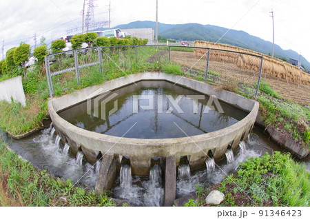 長野県の灌漑施設　西天竜幹線水路　円筒分水群「羽北2号」　特徴的な灌漑施設 91346423