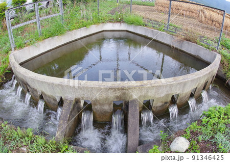 長野県の灌漑施設　西天竜幹線水路　円筒分水群「羽北2号」　特徴的な灌漑施設 91346425
