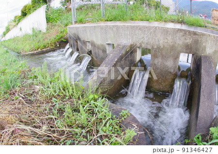 長野県の灌漑施設　西天竜幹線水路　円筒分水群「羽北2号」　特徴的な灌漑施設 91346427