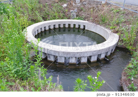 長野県の灌漑施設　西天竜幹線水路　円筒分水群「沢3号」　特徴的な灌漑施設 91346630