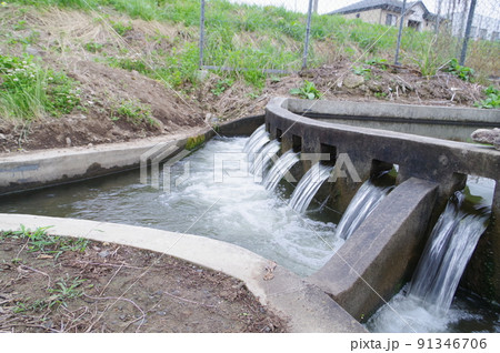 長野県の灌漑施設　西天竜幹線水路　円筒分水群「沢4号」　特徴的な灌漑施設 91346706