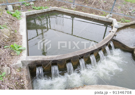 長野県の灌漑施設　西天竜幹線水路　円筒分水群「沢4号」　特徴的な灌漑施設 91346708