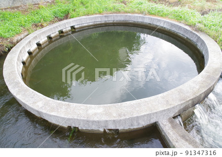 長野県の灌漑施設　西天竜幹線水路　円筒分水群「大出6号乙」　特徴的な灌漑施設 91347316