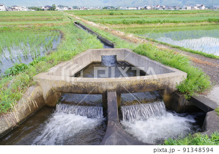 長野県の灌漑施設　西天竜幹線水路　円筒分水群「松島11号2」　特徴的な灌漑施設 91348594