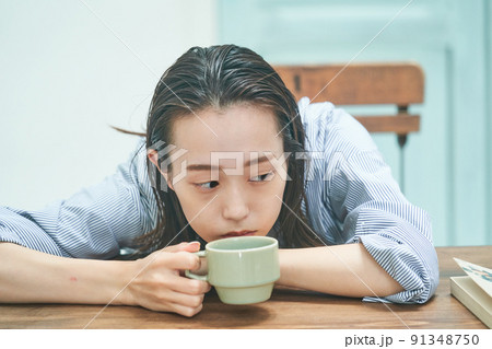 一息つく女性 一息つく女性 91348750