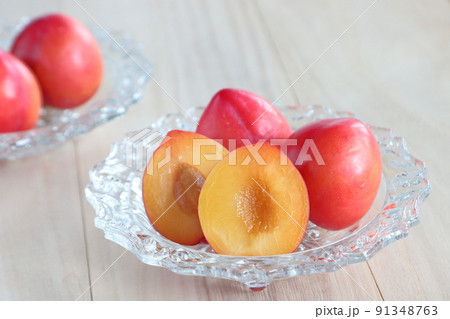 ガラス皿に盛り付けたスモモ　（大石早生） 91348763