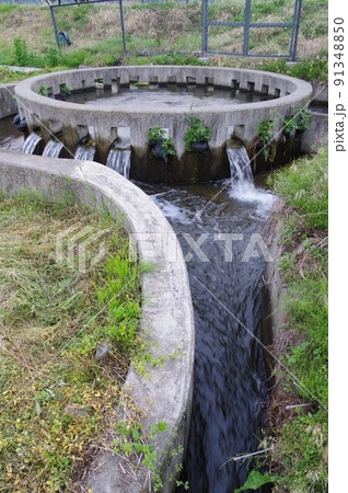 長野県の灌漑施設　西天竜幹線水路　円筒分水群「松島9号」　特徴的な灌漑施設 91348850