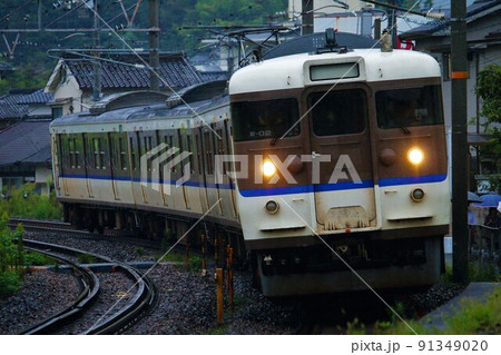 山陽本線向洋駅 115系〜広島更新色〜 91349020