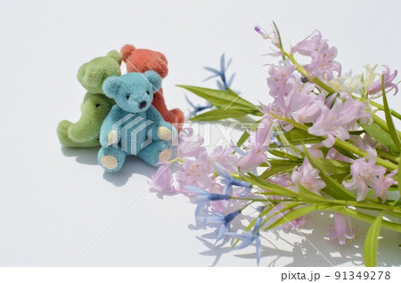 パステルカラーのシラーとチョウジソウの花束とテディベア 91349278
