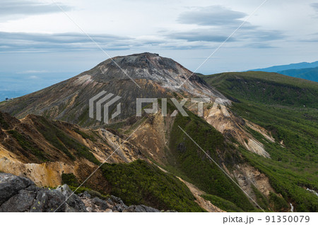 那須岳　朝日岳方向からの茶臼岳と稜線の登山道 91350079
