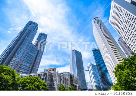 日本の東京都市景観　新宿副都心…。超高層ビル群などを望む。左は東京都庁 91350858