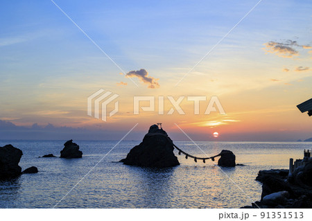朝焼けの夫婦岩からの朝日 朝焼けの夫婦岩からの朝日 91351513