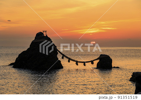 朝焼けの夫婦岩からの朝日 朝焼けの夫婦岩からの朝日 91351519