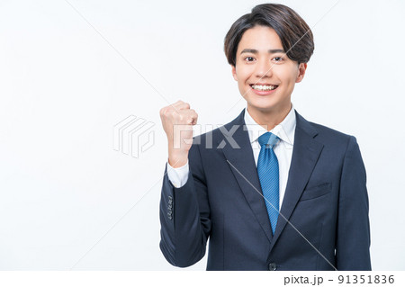 若いスーツの男性　ガッツポーズ 91351836