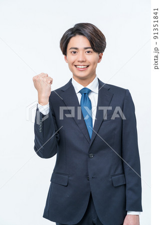 若いスーツの男性 ガッツポーズ 若いスーツの男性 ガッツポーズ 91351841