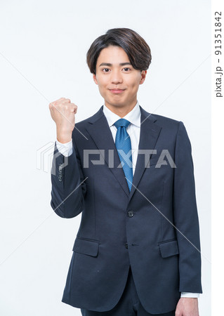 若いスーツの男性 ガッツポーズ 若いスーツの男性 ガッツポーズ 91351842