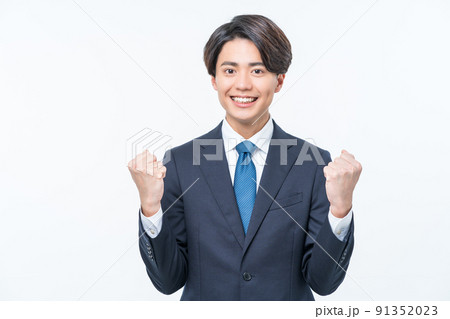 若いスーツの男性　ガッツポーズ 91352023