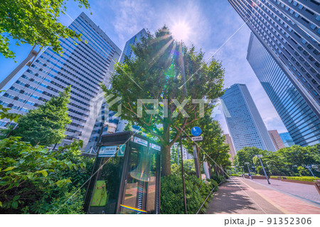 日本の東京都市景観 新宿副都心の街並み…電話ボックス…(左奥は工学院大学新宿キャンパス) 日本の東京都市景観 新宿副都心の街並み…電話ボックス…(左奥は工学院大学新宿キャンパス) 91352306