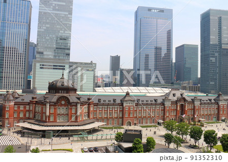 東京駅丸の内口　東京都千代田区丸の内 赤レンガ造りのレトロモダンな建物ターミナル駅と高層ビル 91352310