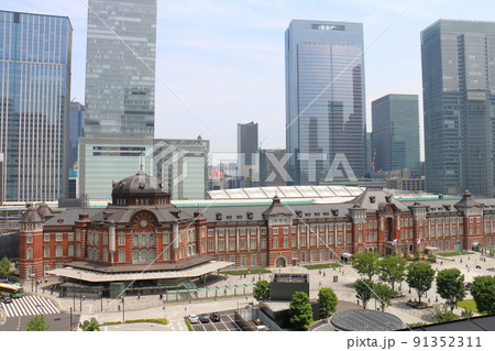 東京駅丸の内口　東京都千代田区丸の内 赤レンガ造りのレトロモダンな建物ターミナル駅と高層ビル 91352311