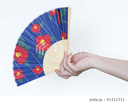 扇子を持つ手 91352551