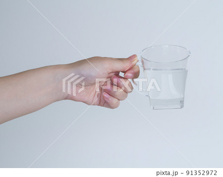 カップを持つ手 91352972