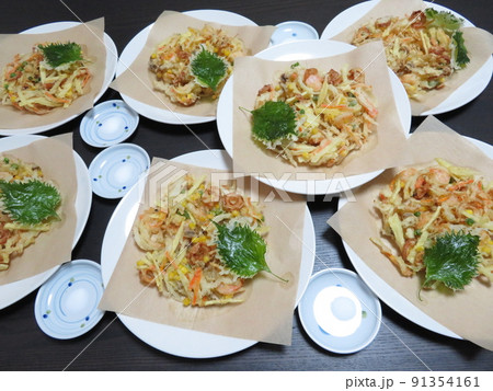 大きなかき揚げの陳列 91354161