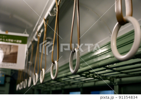 路面電車の中のつり革 91354834