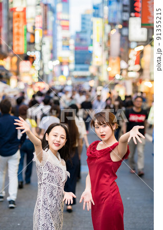 繁華街でポーズをとる女性2人 91355215