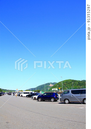 多くの車で賑わうサービスエリアの風景 91355297